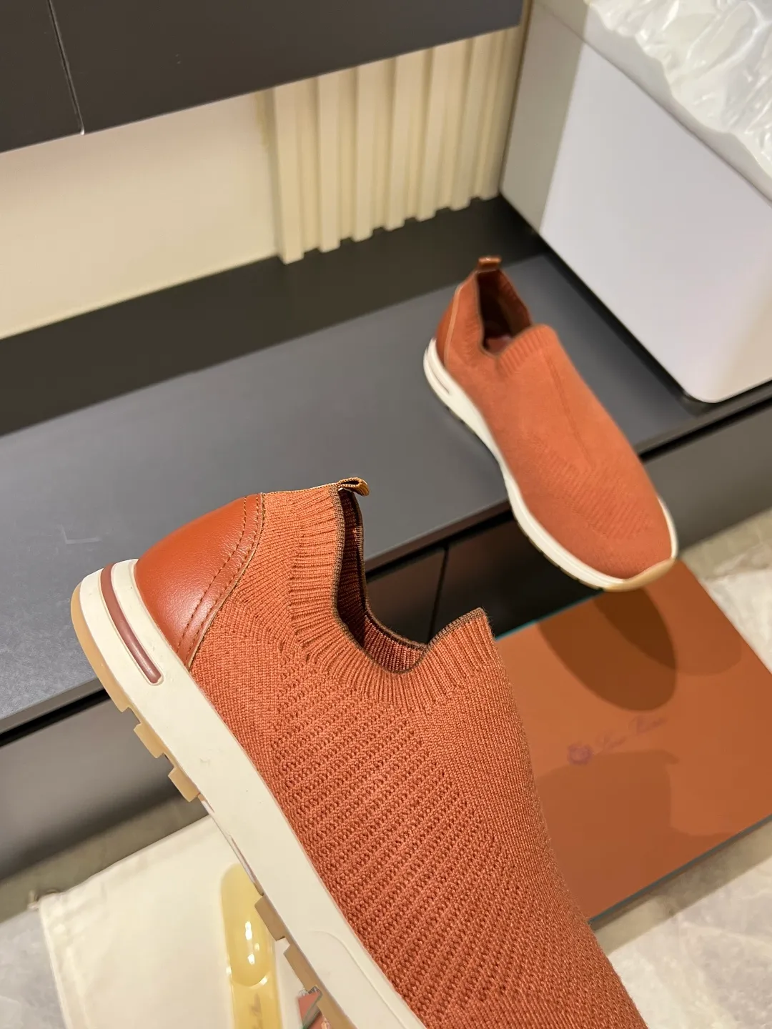 Men's Men's Shoes 💰p380 Loro Men's Shoes 💰piana/Noyo Piana 360 L Men's Shoes 💰p Flexy Walk Men's Sports Shoes These sports shoes are made of knitted wool uppers, and the heel is wrapped in smooth calf leather. Merino sheep are selected from Australia and New Zealand. The upper is machine-woven like a sweater, and then equipped with a white rubber outsole and a Kummel-colored sole. It is both beautiful and non-slip. The fabric is 100% cashmere and the insole is calf leather. It is super comfortable on the feet! Comes with full original packaging! Multiple colors available! Size: 38-44 (45 customized)